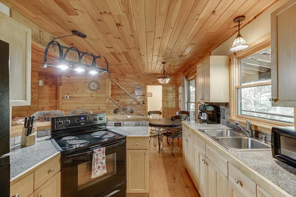 Cabin With Jacuzzi & Hydrotherapy Spanear Helen 克利夫兰 外观 照片